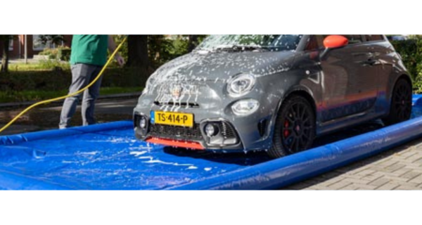 Hombre limpia coche Abarth en piscina de coche inflable