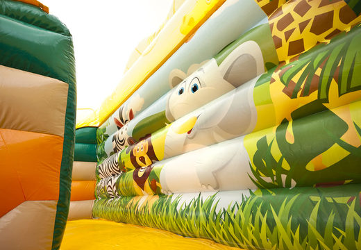 Ordene un mega tobogán inflable en el tema del mundo de la jungla con obstáculos en 3D para niños. Compre toboganes inflables ahora en línea en JB Hinchables España