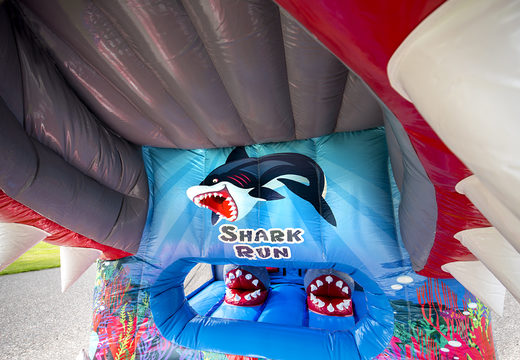 Compre una pista americana inflable de 8 metros con temática de tiburones con objetos 3D para niños. Ordene pistas americanas inflables ahora en línea en JB Hinchables España