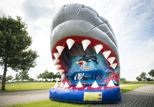 Ordene una pista americana inflable de tiburones de 8 metros de largo para niños. Compre pistas americanas inflables en línea ahora en JB Hinchables España