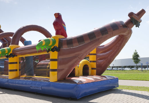 Pista americana temática pirata única de 17 metros de ancho con 7 elementos de juego y objetos coloridos para niños. Compre pistas americanas inflables en línea ahora en JB Hinchables España