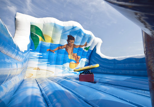 Ordene colchoneta de rodeo en tema de surf para jóvenes y mayores. Compre una colchoneta inflable ahora en línea en JB Hinchables España