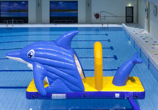 Ordene un tobogán de piscina hermético inflable con un tema de delfines para jóvenes y mayores. Compra atracciones acuáticas hinchables online ahora en JB Hinchables España