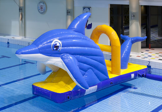 Ordene un tobogán de piscina inflable hermético único con un tema de delfines para jóvenes y mayores. Compra juegos de piscina hinchables ahora online en JB Hinchables España