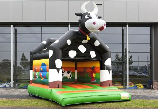 Ordene una castillo hinchable estándar en colores llamativos con un gran objeto 3D de una vaca en la parte superior para los niños. Compre castillo hinchables en línea en JB Hinchables España