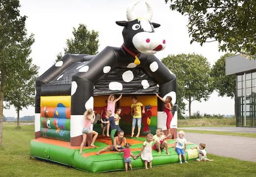Castillo hinchable estándar a la venta en llamativos colores con un gran objeto 3D de una vaca en la parte superior para niños. Compre castillo hinchable de interior en línea en JB Hinchables España