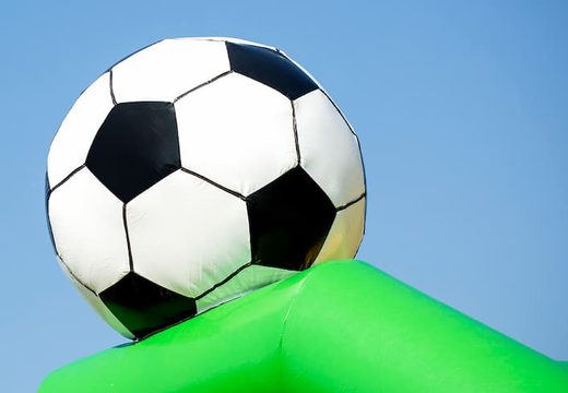 Compre un castillo inflable estándar en colores llamativos con un gran objeto 3D en forma de pelota de fútbol para niños en la parte superior. Ordene castillo inflable en línea en JB Hinchables España