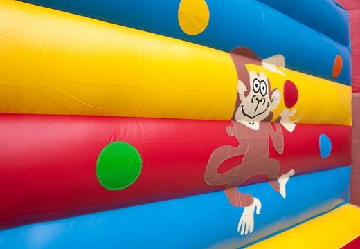 Compra un castillo súper hinchable cubierto de animaciones alegres en un tema de mono para niños. Solicite castillos hinchables en línea en JB Hinchables España
