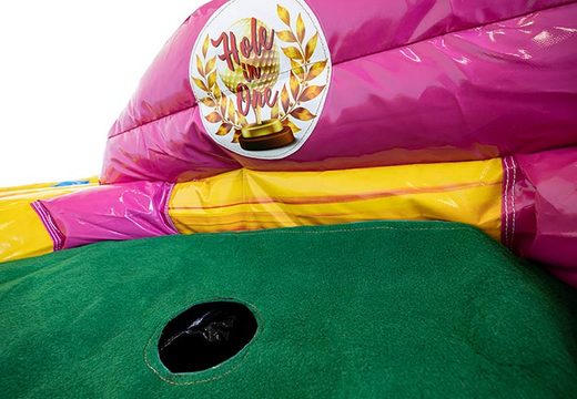 Castillo hinchable de colores alegres con campo de golf